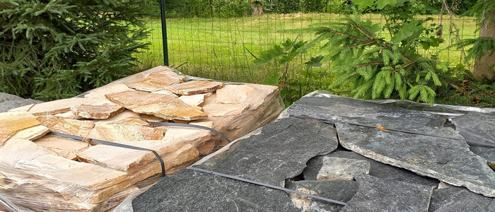 Kamień elewacyjny gnejs w ogrodzie