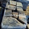 Kamień naturalny gnejs pasiasty ścieżkowy na ścieżkę grubość 5-8 cm 1000 kg TONA