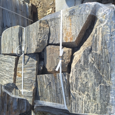 Kamień naturalny gnejs pasiasty ścieżkowy na ścieżkę grubość 5-8 cm 1000 kg TONA