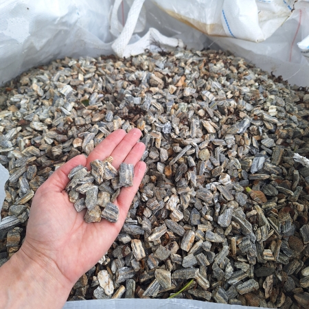 Kora Kamienna szaro-brązowa gnejsowa 8-16 mm kamień naturalny gnejs do ogrodu 1000 kg TONA
