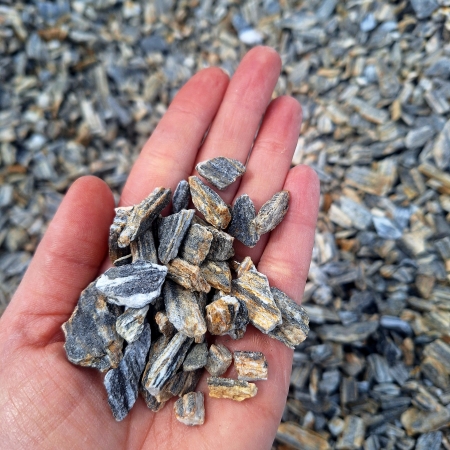 Kora Kamienna szaro-brązowa gnejsowa 8-16 mm kamień naturalny gnejs do ogrodu 1000 kg TONA